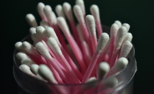 Les cotons-tiges en plastique seront interdits à la vente en 2020.