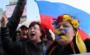 Des manifestants pro-russes dans une rue de Donetsk, bastion russophone de l'est de l'Ukraine, le 8 mars 2014