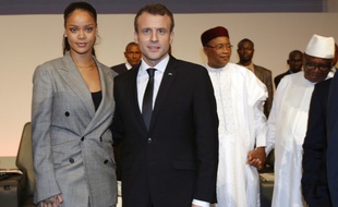 La chanteuse Rihanna et le président français Emmanuel Macron, le 2 février 2018 au Sénégal.