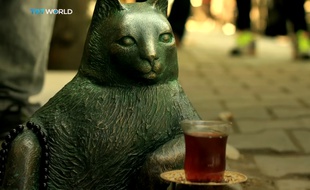 Le chat Tombili, mascotte de son quartier à Istanbul, a été immortalisé dans le métal.