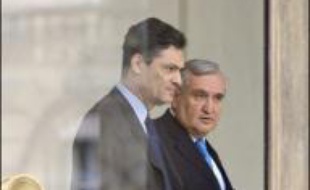 Le bureau politique de l'UMP devait approuver lors d'une réunion lundi soir le principe d'une nouvelle direction collégiale menée par Patrick Devedjian et Jean-Pierre Raffarin, après des semaines de rivalités internes nées de l'élection de Nicolas Sarkozy à l'Elysée.