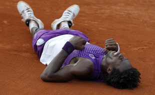 Le tennisman français, Gaël Monfils, lors de sa victoire contre David Ferrer à Roland-Garros, le 30 mai 2011.