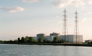 La centrale nucléaire de Fessenheim et le Grand Canal d'Alsace.