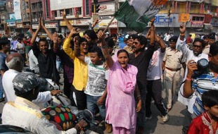 Manifestation à Raipur après la mort de femmes stérilisées par un chirurgien dans le cadre d'un programme gouvernemental, le 12 novembre 2014 en Inde