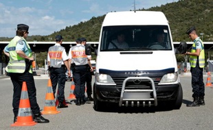 Contrôle de police sur un véhicule au péage de la Turbie, dans les Alpes-Maritimes, à la frontière franco-italienne, le 16 mai 2015