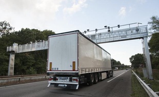 Un camion passe sous un portique ecotaxe sur l'autoroute A62 au sud de Bordeaux, le 29 octobre 2013.