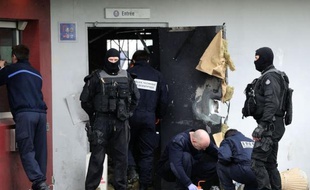 Le braqueur Redoine Faïd, dont l'évasion soulève des questions sur d'éventuelles failles de sécurité, était traqué dimanche jusqu'au-delà des frontières françaises par une centaine de policiers, alors que la garde à vue de son frère a été levée en fin de journée.