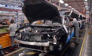 Une chaîne de montage du constructeur automobile Renault à Sandouville