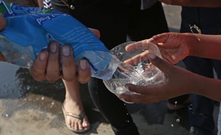 Distribution d'eau le 20 avril 2016, à Manta, en Equateur.