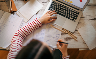 Enseignants et étudiants ont les outils, mais demeure un problème : un accès à Internet pour tous.