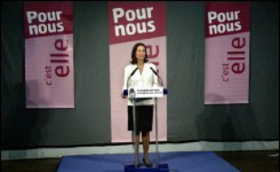Avec presque deux heures de retard sur le programme annoncé, à 13H15, "Ségolène", comme tout le monde l'appelle ici, est arrivée en voiture depuis sa maison jusque devant la salle des fêtes de Melle, pour y faire sa première déclaration officielle.