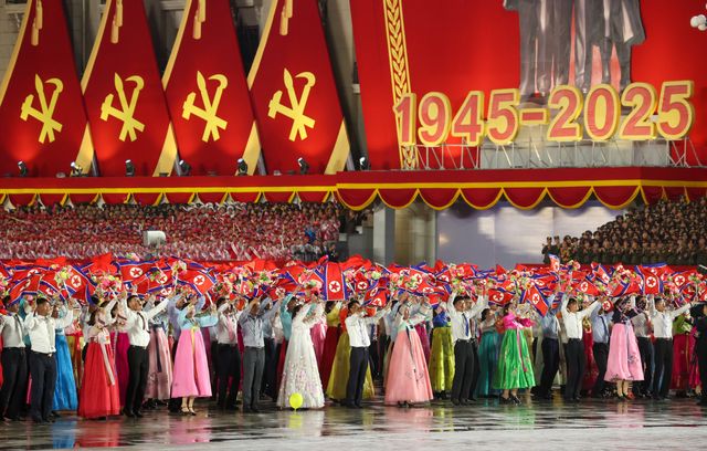 Les Nord-Coréens étaient nombreux à assister au défilé, malgré la pluie.