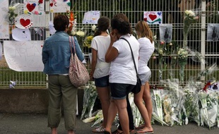 Des gendarmes assurent la sécurité, le 20 juin 2011, devant le collège de Florensac après le décès d'une jeune fille de 13 ans, violemment agressée quelques heures plus tôt, à la sortie de l'établissement par le frère de l'une de ses camarades (lundi 20 juin 2011)