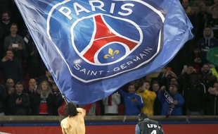 Cavani qui agite le drapeau du PSG.