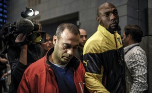 Le frère de Kevin Moussabi et le père de Sofiane Tadbirt, lynchés à mort en 2012, à leur arrivée le 2 novembre 2015 au tribunal de Grenoble