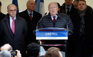 Le président du Crif Roger Cukierman, aux cotés de Bernard Cazeneuve, le 7 décembre à Créteil.