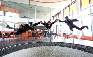Trois parachutistes s’entrainent dans un simulateur de chute libre (illustration).