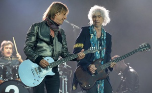 Jean-Louis Aubert et Louis Bertignac à Carhaix-Plouguer (Bretagne), lors de la 25e édition des Vieilles Charrues, le 14 juillet 2016