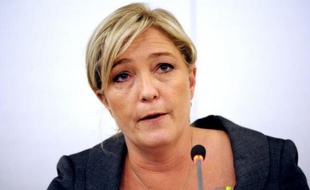 La candidate du FN à l'Elysée Marine Le Pen propose comme mesure de relance de l'emploi d'interdire les supermarchés dans les villes de moins de 30.000 habitants, dans une interview au journal régional Le Progrès à paraître samedi, jour de son meeting à Lyon.