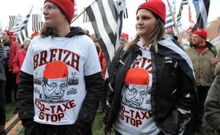 Deux Bonnets rouges lors de la manifestation du 30 novembre 2013 à Carhaix.