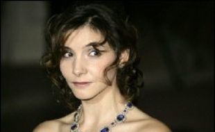Plusieurs comédiennes dont Clotilde Courau, Judith Godrèche, Emilie Dequenne et Marion Cotillard, ont dessiné des bijoux en diamants qui seront dispersés aux enchères le 27 juin, à Paris, au profit d'associations humanitaires dont Intervida et l'Unicef.