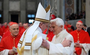 Le pape François (g) et le pape émérite Benoît XVI à la Basilique Saint-Pierre de Rome le 22 février 2014
