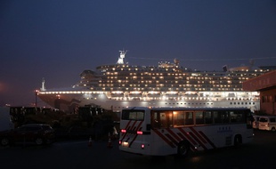 Yokohama (Japon), le 16 Février 2020. Un bus arrive pour évacuer les Américains coincés sur le «Diamond Princess», le paquebot où de nombreux cas de coronavirus ont été détectés.