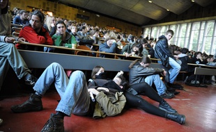 Nantes, le 02/11/2010 Assemblee generale a la faculte de droit pour decider de continuer ou non le blocus