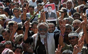 Au moins 35 personnes ont été blessées mardi dans des heurts à Sanaa entre de jeunes protestataires, divisés sur l'accord de sortie de crise accordant l'immunité au président Ali Abdallah Saleh, ont indiqué des témoins et une source médicale.