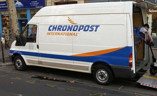 Un camion de livraison Chronopost. Illustration.