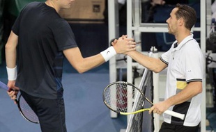 Michaël Llodra s'est qualifié pour les huitièmes de finale du Masters 1000 de Paris-Bercy, en battant mercredi l'Américain John Isner en deux manches 6-3, 6-4.