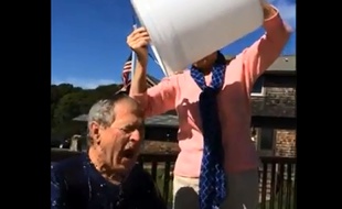 George W. Bush a relevé le défi «Ice Bucket Challenge».