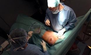 Les milliers de femmes porteuses de prothèses mammaires PIP devraient savoir ce vendredi si elles doivent systématiquement se faire ré-opérer pour retirer ces implants suspectés de présenter un risque de cancer.