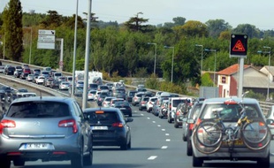 Les voitures avançaient au ralenti sur l'A10 à hauteur de Libourne, en Gironde, le 1er août 2015