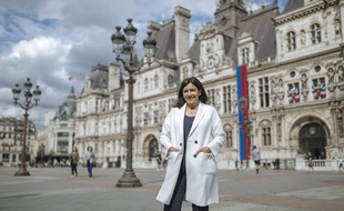 Portrait de la maire de la ville de Paris et candidate a sa réélection, Anne Hidalgo, sur le pont d'Arcole, a Paris