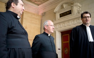 Le curé de Saint-Eloi Yannick Vela, l'abbé de l'Institut du Bon Pasteur Philippe Laguerie, et leur avocat, au palais de justice de Paris le 11 septembre 2014.