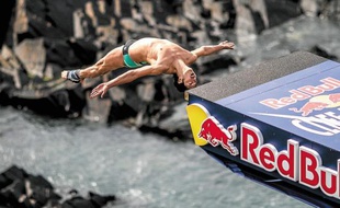 Cyrille Oumedjkane lors de l'épreuve galloise des Red Bull Cliff Diving.