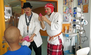 Olivier (à droite) et Tayeb sont clowns au CHU depuis neuf et dix-sept ans.