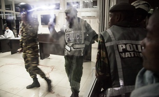 Des policiers à l'hôpital universitaire d'Antananarivo après un attentat à la grenade qui a fait deux morts, le 26 juin 2016.