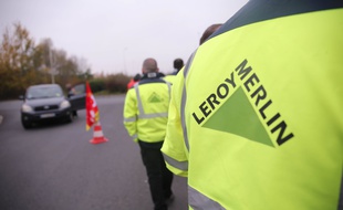 Blocage des salaries et syndicats de Leroy Merlin devant leur entrepôt logistique, a Dourges,dans le Pas-de-Calais, le 24 Novembre 2021.//GREUEZFRANCOIS_1.47/2111241424/Credit:FRANCOIS GREUEZ/SIPA/2111241431
