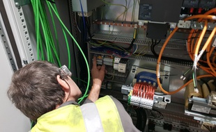 Un technicien installe la fibre optique.