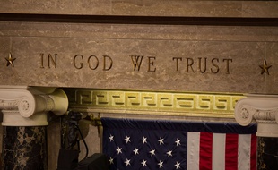 La célèbre inscription «In God We trust», dans un tribunal de Washington (Etats-Unis).