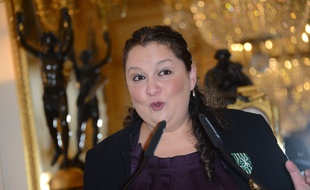 Zahia Ziouani, lors de la remise des insignes d'officier de l'ordre des Arts et des Lettres en 2014.
