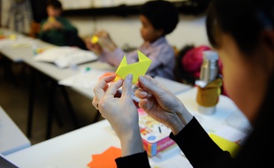 Illustration d'un atelier origami pour les enfants.