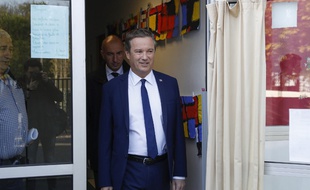 Nicolas Dupont-Aignan à la sortie d'un bureau de vote à Yerres