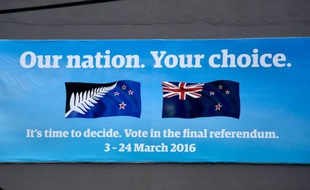 Les deux drapeaux présentés aux Néo-zélandais avant leur vote, le 16 février 2016 à Wellington