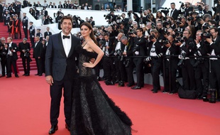 Javier Bardem et Penélope Cruz monte les marches à Cannes, le 8 mai 2018