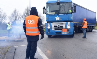 Les chauffeurs routiers de la CFDT bloquent les entrées de la raffinerie de Donges en Loire Atalntique. Ils demandent une hausse des salaires et la reprise des négociations avec les employeurs le 28 janvier 2015.