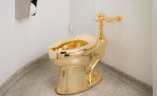 L' oeuvre de l’artiste italien Maurizio Cattelan pourra être admirée tout autant qu’utilisée par les visiteurs du musée Guggenheim de New York (Etats-Unis) dès vendredi 16 septembre.
