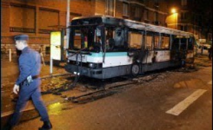 Le risque d'une surenchère entre quartiers, dont les quatre dernières attaques de bus mercredi soir, à Nanterre, Montreuil, Athis-Mons et Vénissieux, pourraient s'avérer être un exemple, est avancé par acteurs de terrain et policiers.